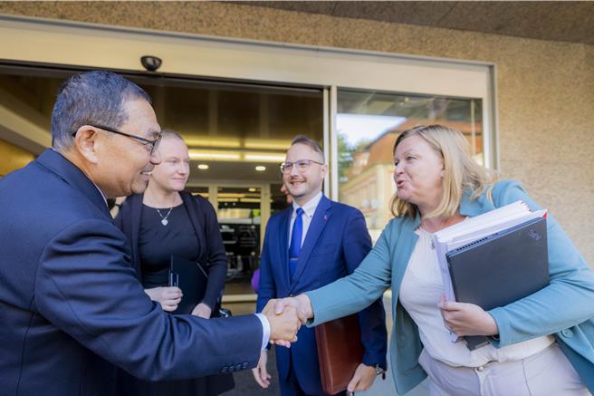 新北市长侯友宜日前率市府团队赴欧洲参访考察，当地时间9月4日拜访捷克投资促进局及捷克外人投资协会。（图／新北市新闻局）