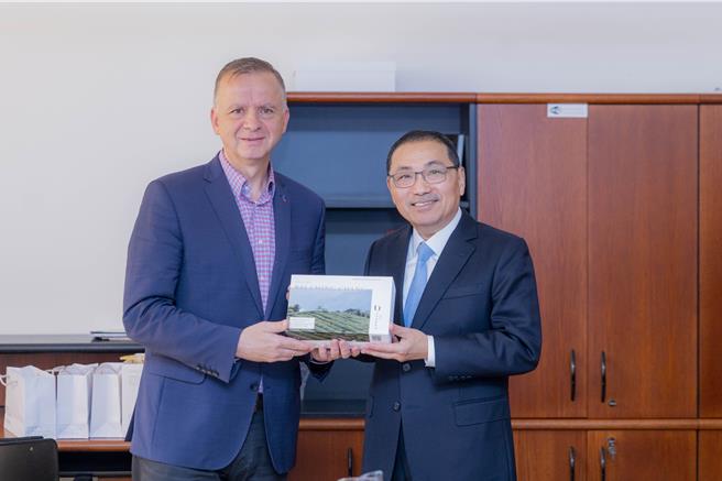 新北市长侯友宜于当地时间9月4日拜访捷克投资促进局及捷克外人投资协会，针对目前两国的产业布局交流，并进一步讨论未来可能拓展合作的领域。（图／新北市新闻局）