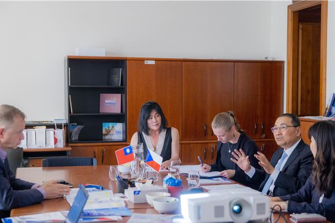 侯友宜诚挚邀请捷克企业组团到新北参访产业聚落，并参与国际商洽会或其他招商交流活动。（图／新北市新闻局）