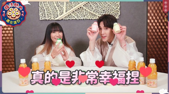 韩国国民饮料《香蕉牛奶胖胖瓶》在全台远东百货韩国展买得到，言奕辰表示「真的是非常幸福捏」。(中时新闻网摄)