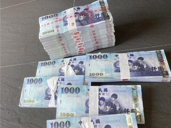 警方当场查获150万元现金及6张工作证等赃证物。（翻摄照片／林郁平台北传真）