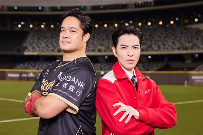 蕭敬騰(右)5日為林智勝引退賽獻唱。(喜鵲娛樂提供)