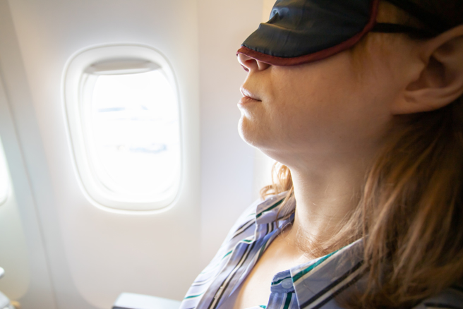 許多人搭飛機，喜歡選擇靠窗位置。（示意圖，shutterstock／達志）