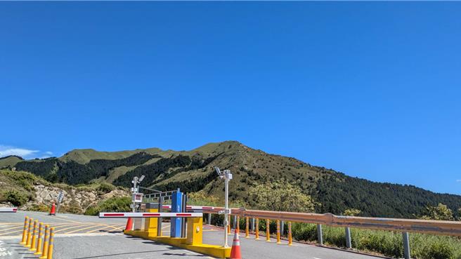 太管處將違規亂象，像是放鞭炮、烤肉、違規停車提高罰款，圖為合歡山小風口收費停車場。(太管處資料照片)_0武嶺停車場收費停車，山區假日人多時常出現違規情形。（太管處提供／王志偉花蓮傳真）