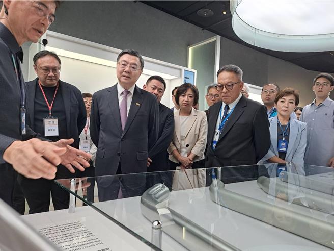 行政院长卓荣泰（左三）5日赴台中市西屯区拜参访巨大公司，并参加自行车业者交流座谈会。（温予菱摄）