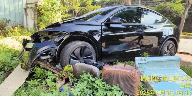 一輛特斯拉為閃機車撞上消防栓，導致車頭全毀。（圖／翻攝畫面）