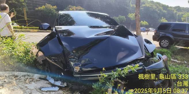 一輛特斯拉為閃機車撞上消防栓，導致車頭全毀。（圖／翻攝畫面）