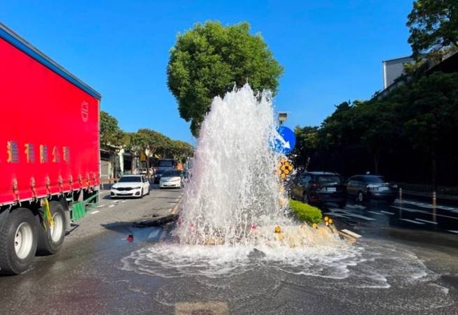 被撞斷的消防栓噴出水柱。（圖／翻攝畫面）