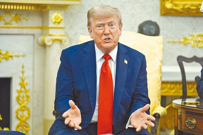 中共3日舉行閱兵典禮大秀肌肉，美國總統川普被問及對閱兵評論時稱，閱兵是場「美麗的儀式」。（美聯社）