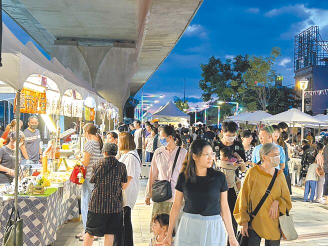 屏東市萬倉街鐵路高架橋下空間活化成功，首檔活動吸引大批民眾造訪，但也凸顯周邊機車停車格不足、進而衍生機車亂停及垃圾亂丟等問題。（謝佳潾攝）