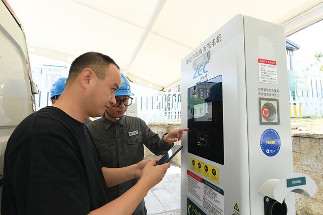 大陆国家能源局说，这5年建成全球最大的电动汽车充电网络，每5辆电动汽车就有2个充电桩。（新华社）