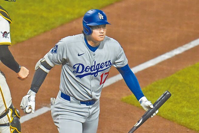 大谷翔平虽然因为感冒无法站上投手丘，但他仍在打击区贡献2安，可惜道奇不敌海盗吞2连败。（路透）
