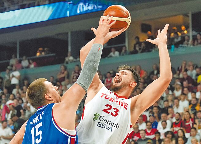 效力于NBA火箭队申京（右），带领土耳其在欧锦赛击败夺冠大热门塞尔维亚，小组赛5战全胜晋级16强。（路透）