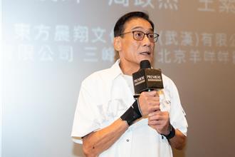 67歲梁家輝「雙手戴護腕」背後原因太幸福 笑喊全家出國行李多到像移民