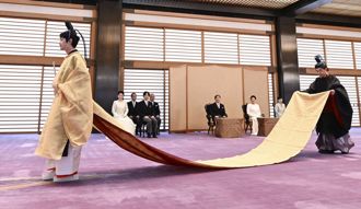 東京皇居前民眾爭睹悠仁　粉絲戴蜻蜓飾品送祝福