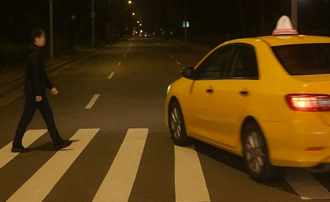 夜間右轉挨罰爭議！駕駛控行人闖紅燈 法院判決揭真相