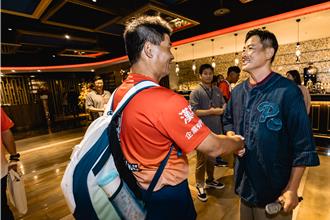 江宏恩主持東園少棒奪冠慶功宴！樂會「帥一下」教練駱政宇
