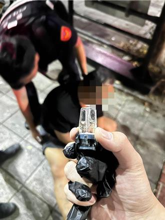 無照男持喪屍菸彈遭攔查 員警壓制卻諷「缺績效」