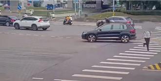 男子急敲警車車窗求援 原來是老婆快生了