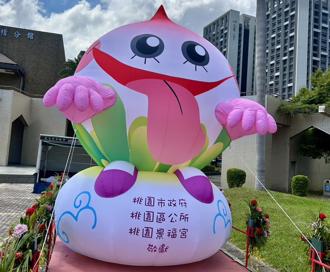 桃園水燈排「吐舌頭」超吸睛 百變精靈小桃子首亮相