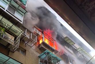 快訊》新莊建中街火警！4樓全面燃燒　救出1男命危送醫