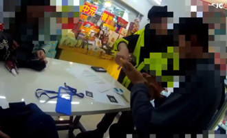 在超商吹冷氣作美勞？巡邏警秒逮詐騙車手 2文件露餡了