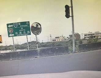 三顆全黑！他遭警攔下挨罰「闖紅燈」 在地人曝超扯狀況