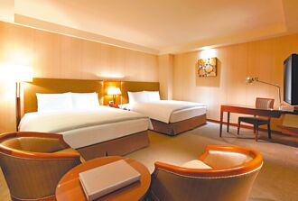 携手在地品牌以及华刚茶业 台中港酒店祭中秋礼盒、国庆住房专案