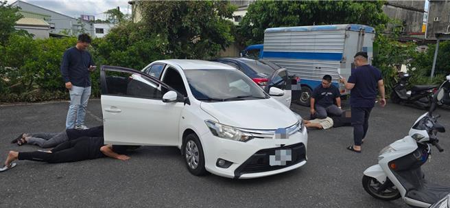 宜蘭市5日有民眾疑因發生口角衝突，有1名男子遭4人強押上車，警方獲報後在2小時內發現作案車輛並逮捕到4名犯嫌。（警方提供）