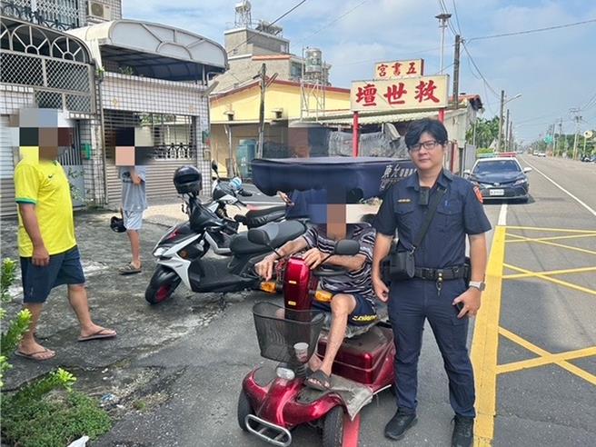 屏东万峦90岁阿公开着4轮红色电动代步车外出透透气，结果迷航，警方协助找到家属平安护送回家。（内埔警分局提供／罗琦文屏东传真）