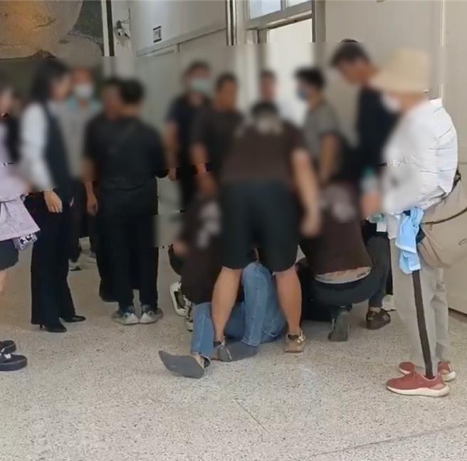 新竹市立殯儀館5日爆出代辦葬儀業者未依程序確認燒錯遺體，家屬未見到阿嬤最後一面，與業者爆發肢體衝突。（民眾提供／王惠慧新竹傳真）