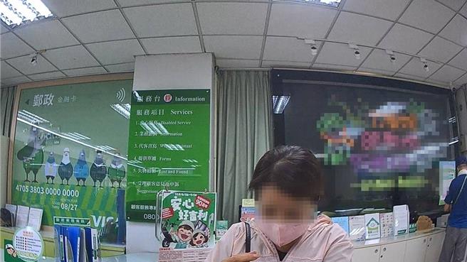 桃园警察分局武陵派出所员警5日接获辖内金融机构报案，此称有民眾疑似遭诈骗，准备匯出鉅额款项，请员警到场协助劝导。但发现女子其实非单纯被害人，而是诈骗集团车手，随即识破送办。（翻摄照片）