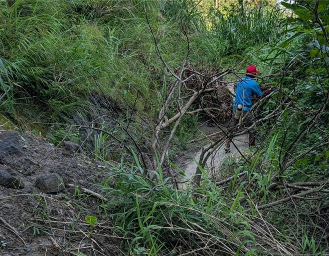 古坑乡全乡99％未办农地重划，地形崎岖必须徒步，山坡地保育区、农牧用地、林业用地勘灾难度更高。（古坑乡公所提供）