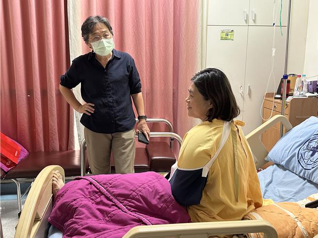 古坑乡长林慧如（左）日前探视因勘查农业灾损跌断左肩的公所同仁，连日来发文笔战农业部。（古坑乡公所提供）不合宜时的法令