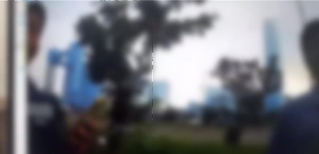 吴男和陈男当街爆发口角。（翻摄照片／洪靖宜高雄传真）