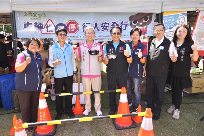 桃园市交通局6日于中坜区文化公园办理交通安全月宣导活动，透过在地学生表演展现青少年热情的活力，并有可爱天竺鼠车车及各项活泼有趣交通安全宣导活动。（廖姮玥摄）