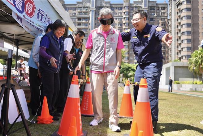 桃园市交通局6日于中坜区文化公园办理交通安全月宣导活动，透过在地学生表演展现青少年热情的活力，并有可爱天竺鼠车车及各项活泼有趣交通安全宣导活动。（廖姮玥摄）