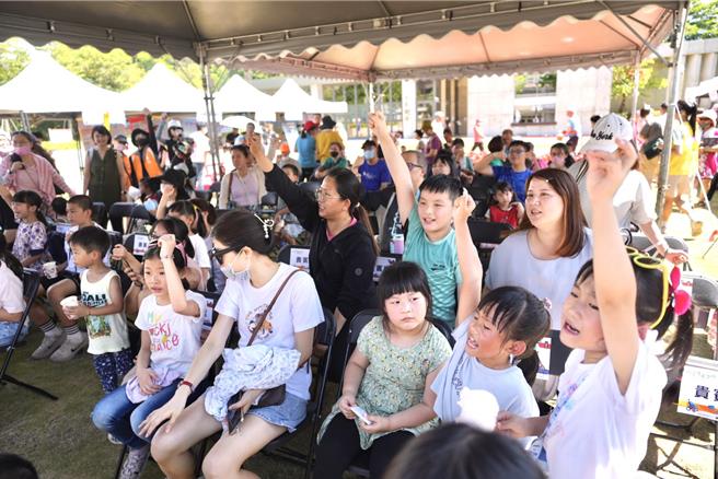 桃园市交通局6日于中坜区文化公园办理交通安全月宣导活动，透过在地学生表演展现青少年热情的活力，并有可爱天竺鼠车车及各项活泼有趣交通安全宣导活动。（廖姮玥摄）