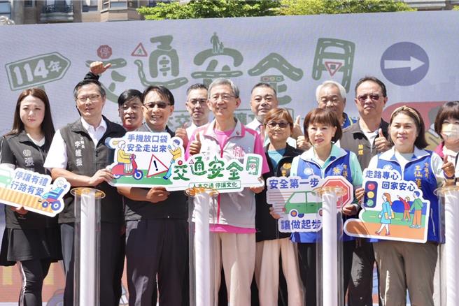 桃园市交通局6日于中坜区文化公园办理交通安全月宣导活动，透过在地学生表演展现青少年热情的活力，并有可爱天竺鼠车车及各项活泼有趣交通安全宣导活动。（廖姮玥摄）