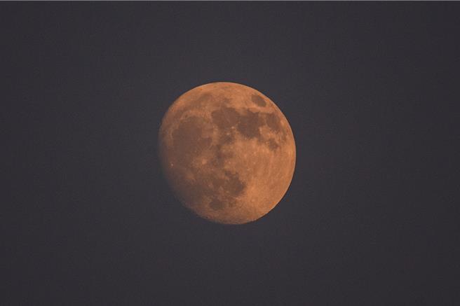 天文奇景「血月」9月8日將現身，嘉市府先於5日辦觀月活動觀測月亮。（嘉市府提供／廖素慧嘉市傳真）