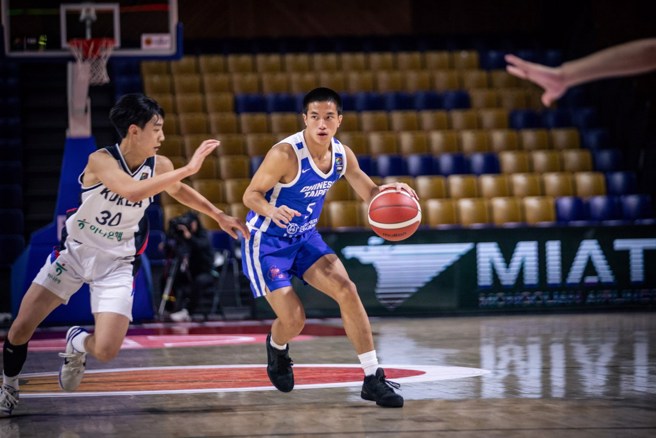 中华队周昱陈运球寻求突破机会。(取自FIBA官网)