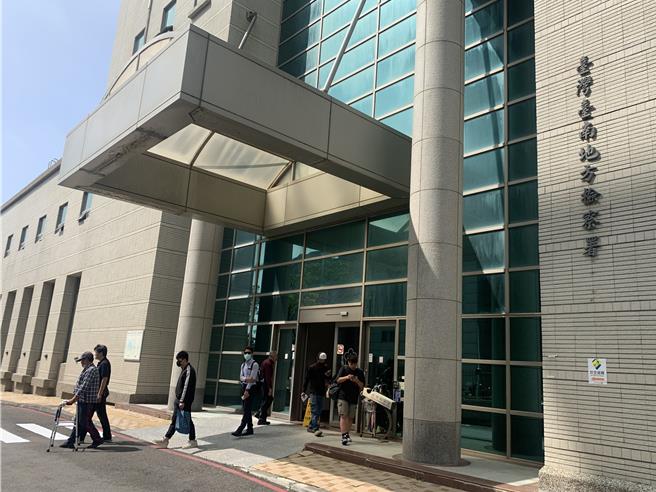 陈姓男子在受训时在宿舍偷拍男同学下体裸露照，被台南地检署依妨害秘密罪嫌起诉后，因双方和解，当事人撤告后，法院判公诉不受理。（资料照片／郭良杰台南传真）