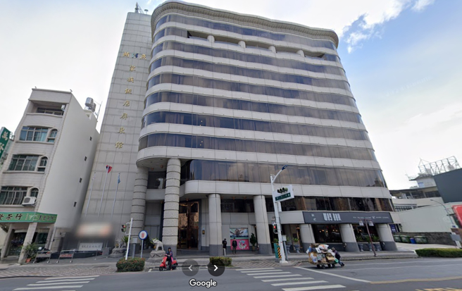 屏東市區最大飯店「鮪魚家族」宣布歇業一年，進行清倉大拍賣，所有家具都在100至500元內。（圖／Google Map）