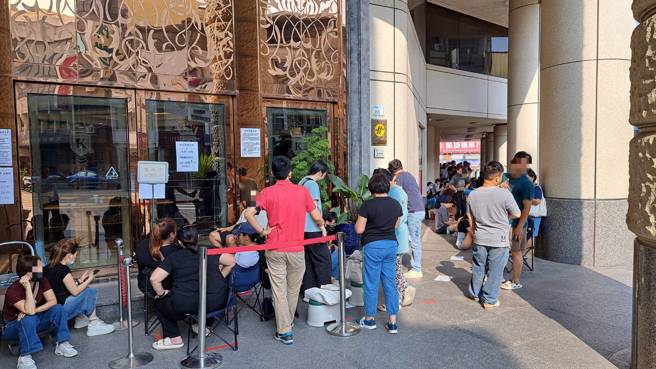 鮪魚家族飯店因為歇業進行清倉大拍賣與競標，6日上午許多民眾早早就開始排隊準備搶購。（圖／鮪魚家族屏東館臉書）