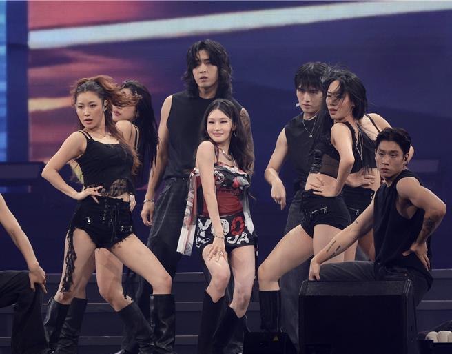 請夏6日來台演出，看到有粉絲在小巨蛋高舉10年前的手燈感動不已。（郭吉銓攝）