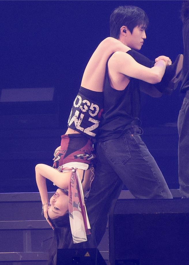 請夏倒掛在男舞者身上出場嗨跳〈I’m Ready〉、〈STRESS〉。（郭吉銓攝）