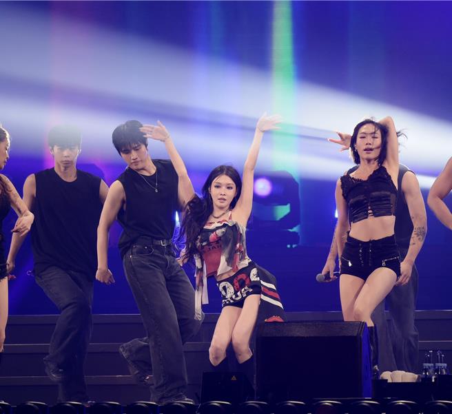 請夏帶來多首金曲。（郭吉銓攝）