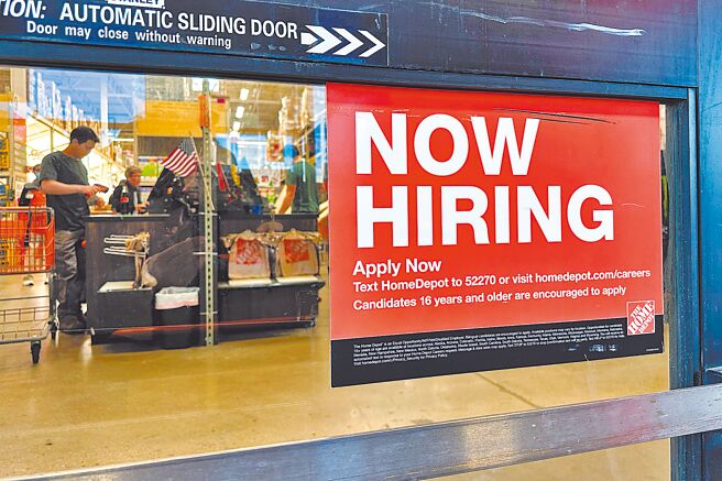 美國勞工統計局（BLS）5日公布，8月非農就業人數僅新增2.2萬，遠低於經濟學家預估的7.5萬個，6月和7月非農就業人數則合計下修2.1萬個，失業率升至2021年以來新高。（美聯社）