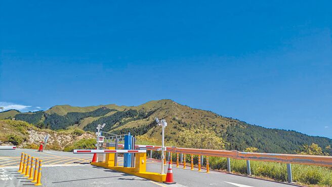 太鲁阁国家公园管理处修订园区禁止事项，包含未依规定停放车辆，燃放烟火、烤肉等罚锾都提高。图为合欢山小风口停车场。（太鲁阁国家公园管理处提供／王志伟花莲传真）