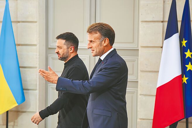 法国总统马克宏（右）指出，已有26国同意提供乌克兰战后安全保障。（美联社）